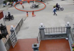 Clip xe máy phóng nhanh tông em bé chạy qua đường văng xa vài mét