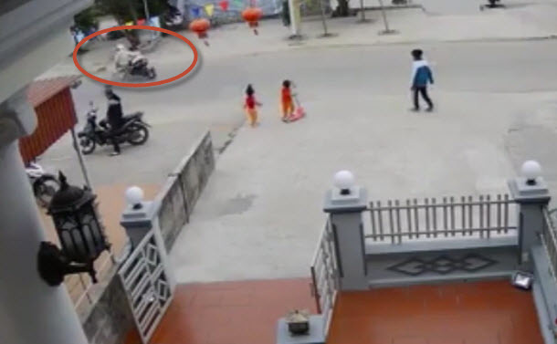 Clip xe máy phóng nhanh tông em bé chạy qua đường văng xa vài mét