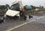 Xe container vỡ vụn trên cao tốc Hà Nội - Thái Nguyên
