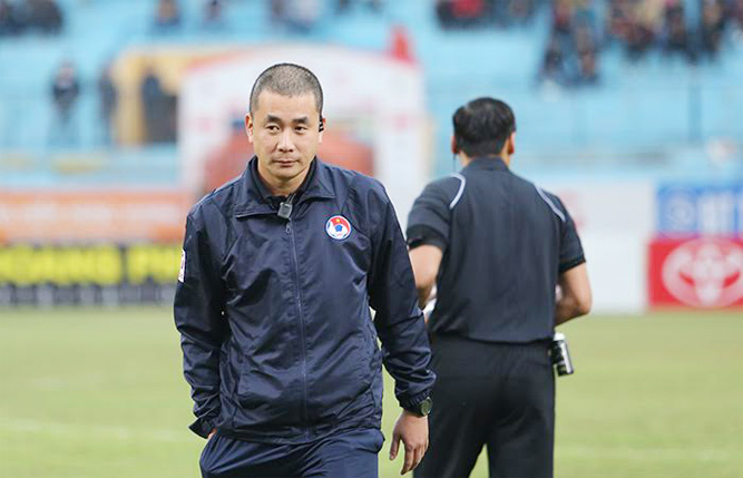 Mặc kệ dư luận, trọng tài Thư đủng đỉnh