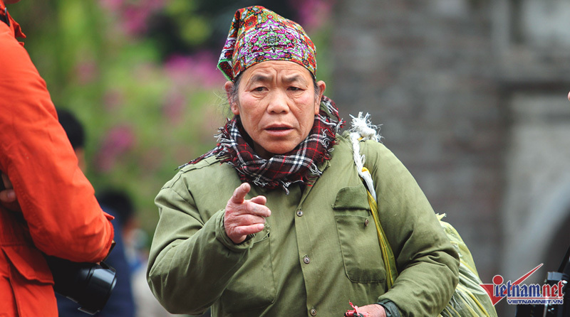 bà lão bắt tăm tặc