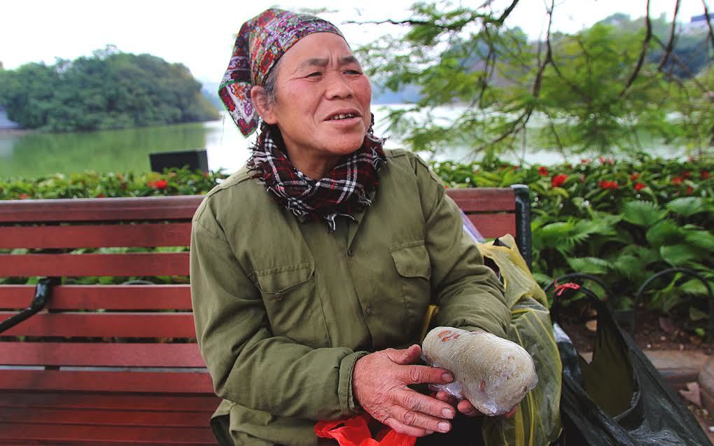 Bị dọa đánh què chân, bà lão nhặt rác vẫn quyết chiến với 'tăm tặc'