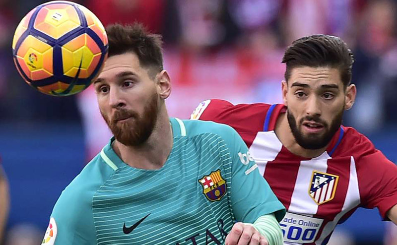 Messi hóa người hùng, Barca tạm lên đỉnh