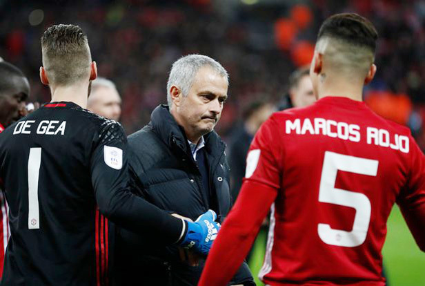 Mourinho bất ngờ ủ rũ, tắt tiếng cười giữa đại tiệc MU