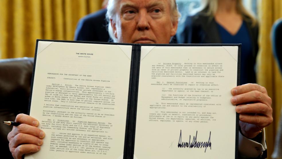 Bí ẩn chữ ký nhằng nhịt của Donald Trump