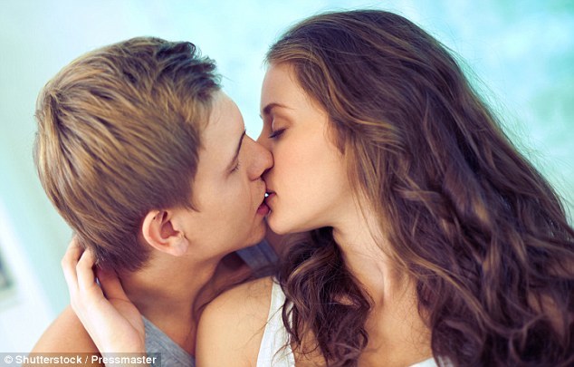 Khoa học chứng minh càng hôn nhiều càng khoẻ mạnh, trẻ lâu