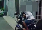 Camera ghi cảnh cướp giật, người phụ nữ té nhào trên đường