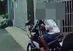Camera ghi cảnh cướp giật, người phụ nữ té nhào trên đường