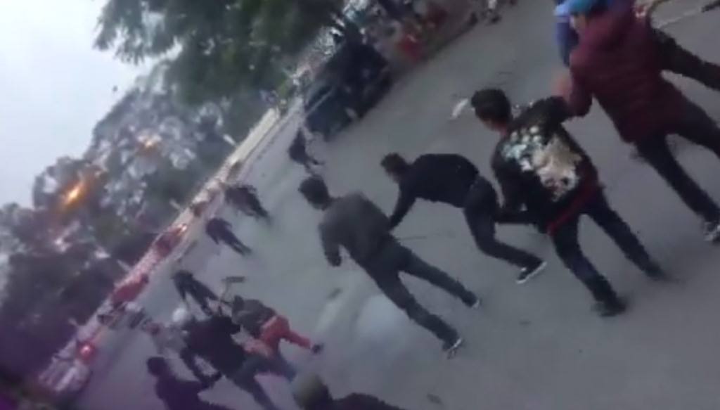 Hai nhóm thanh niên cầm dao hỗn chiến giữa phố Hà Nội