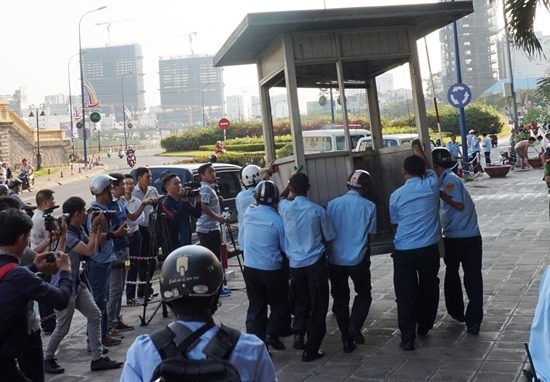 Quận 1 'bứng' rào xích của Ngân hàng Nhà nước TP.HCM chiếm vỉa hè