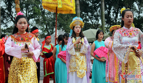 Cả làng tổ chức kén rể cho nữ tướng