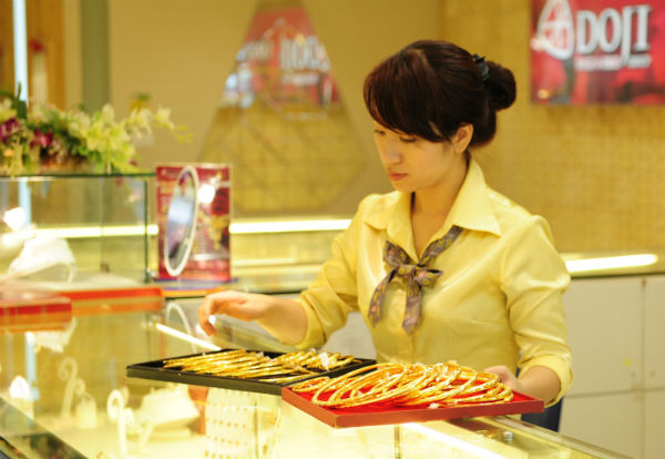 Giá vàng hôm nay 28/2: Nín thở chờ thời, găm tiền đợi sóng