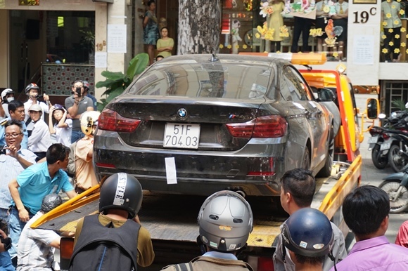 Quận 1 'xử' loạt xe sang Audi, BMW đậu chiếm vỉa hè