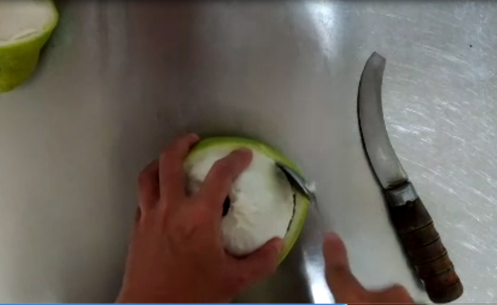 Mách bạn mẹo bóc bưởi nhanh, múi còn nguyên bắt mắt