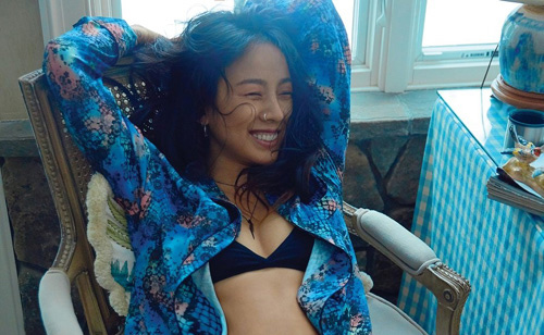 'Biểu tượng gợi cảm' khoe dáng chuẩn ở tuổi U40