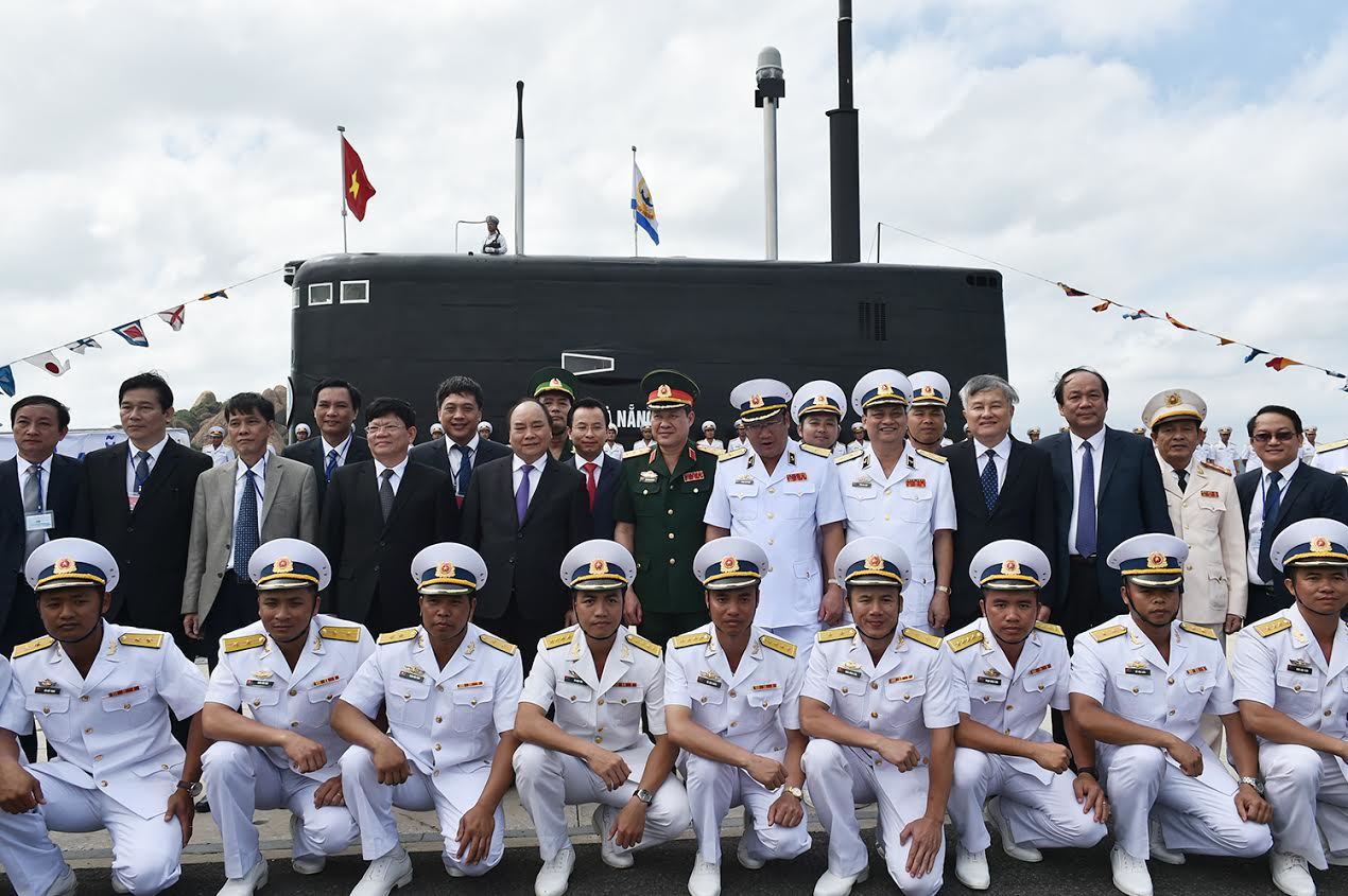 Thủ tướng dự lễ thượng cờ 2 tàu ngầm Kilo