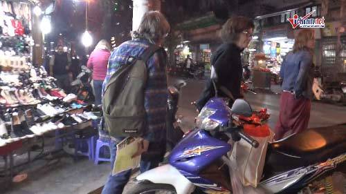 Tây ba lô chết khiếp với vỉa hè Hà Nội