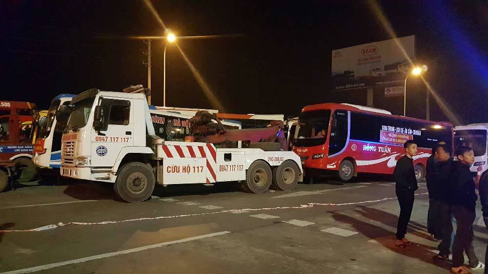 Hà Nội: Xe khách phản đối chuyển bến bị cẩu đi trong đêm