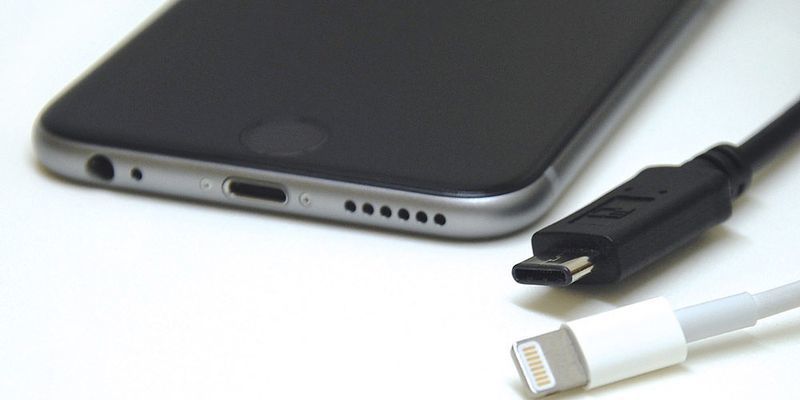 Apple loại bỏ cổng Lightning trên iPhone 8?