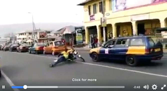 'Thánh' xe máy đi bằng chân, quay tròn xe đánh võng trên đường