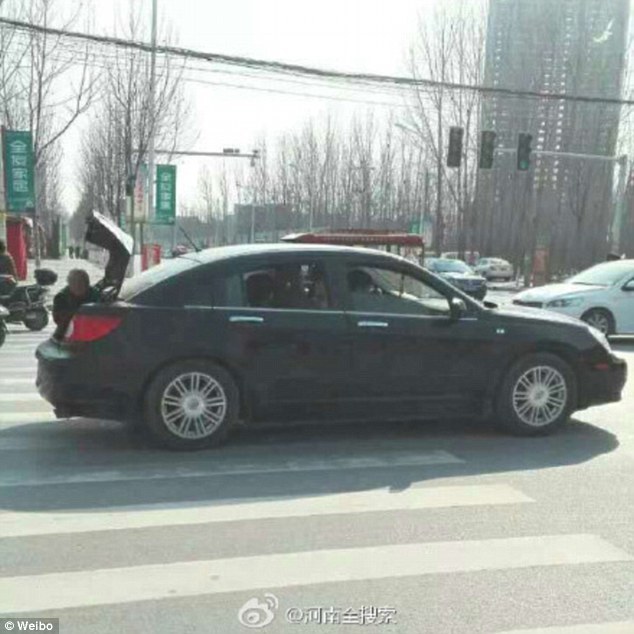 Để mẹ già ngồi sau cốp vì xe chật chỗ