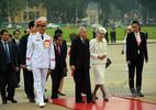Nhà vua và Hoàng hậu Nhật viếng Chủ tịch Hồ Chí Minh