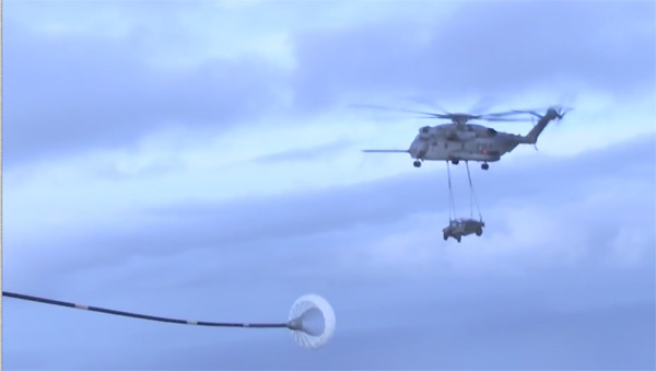 'Siêu trực thăng' vừa 'đeo' xe bọc thép vừa tiếp liệu