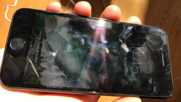 Đây là lí do màn hình smartphone luôn nhằng nhịt dấu vân tay