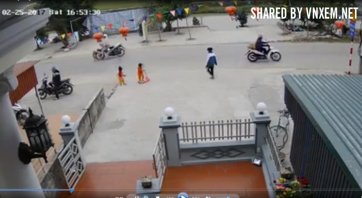 Sang đường một mình, bé trai bị xe máy tông văng xa cả mét