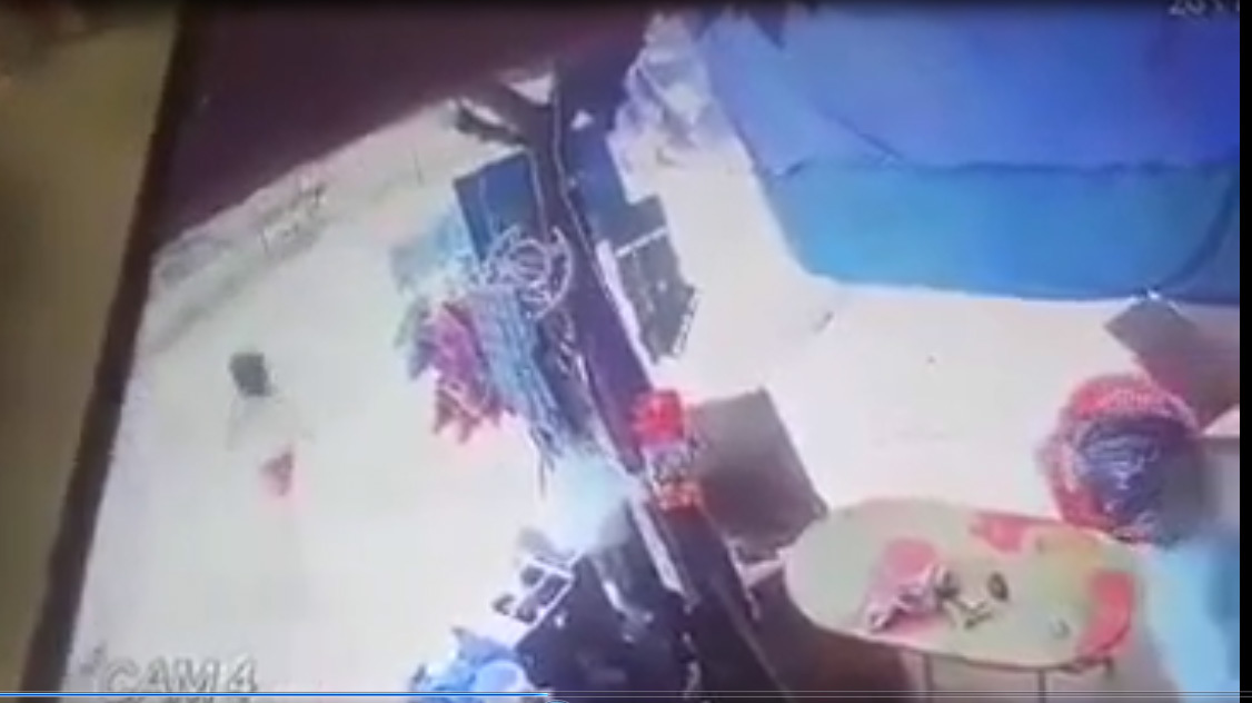 Bé gái vô tư chạy sang đường bị xe tông