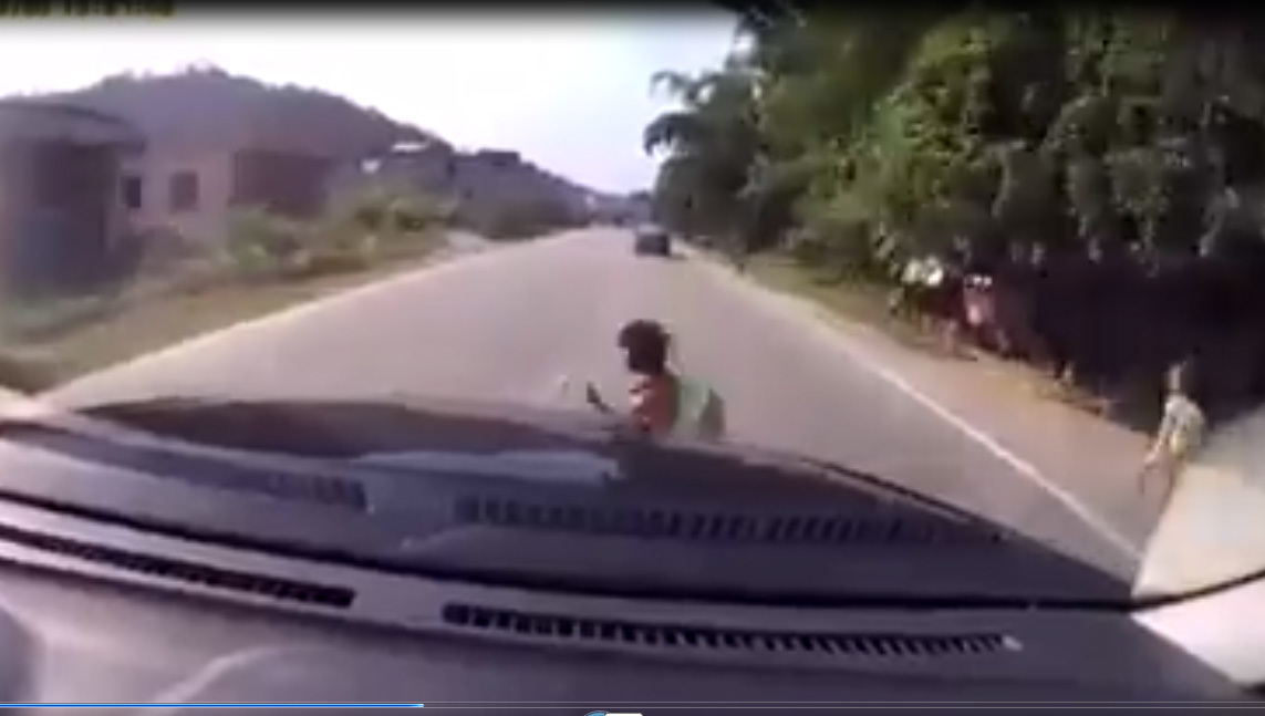 Sang đường bất ngờ, bé gái bị ô tô tông xa hàng chục mét