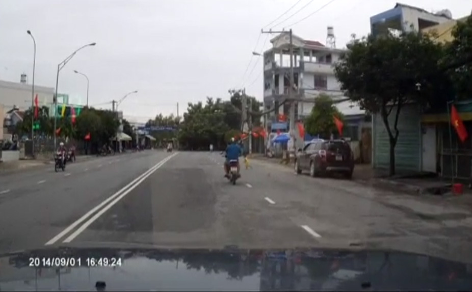 Em bé suýt chết vì băng qua đường cắt mặt xe tải lai