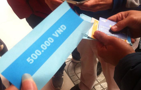 Hà Nội: Rút tiền ATM ra toàn giấy ghi 500.000 VND