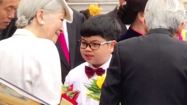 Cậu bé Việt Nam tặng hoa cho Nhà vua và Hoàng hậu Nhật Bản