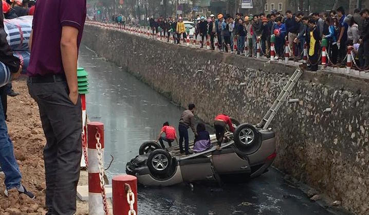 Hà Nội: Ô tô lao xuống kênh, một phụ nữ bị mắc kẹt