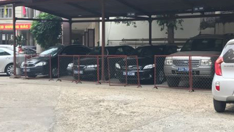 Hà Nội: Khoán xe công, 8 đơn vị 'niêm phong' xe biển xanh