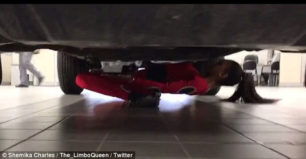 Tròn mắt xem cô gái bưng nước uốn mình qua gầm ôtô