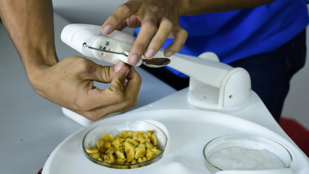 Bốn nam sinh và chiếc Feedbot