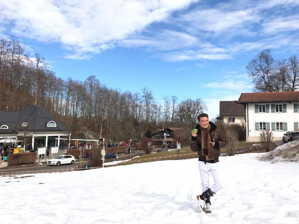 Gạt muộn phiền, Đàm Vĩnh Hưng “đắm” mình trong tuyết trắng ở trời tây