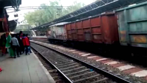 Hàng trăm người kinh ngạc vì pha thoát chết kỳ lạ dưới đường tàu