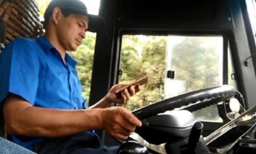 Tài xế xe buýt vừa nhắn tin vừa lái xe tốc độ cao