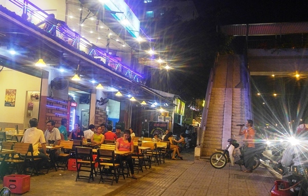 Tái chiếm vỉa hè ở 'phố nhậu' Sài Gòn