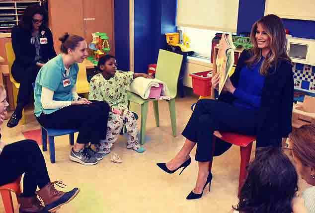 Bà Trump tới bệnh viện đọc sách cho các em nhỏ
