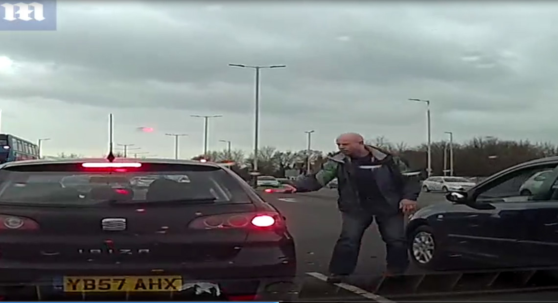 Tài xế vứt rác ra đường bị người khác ném trả