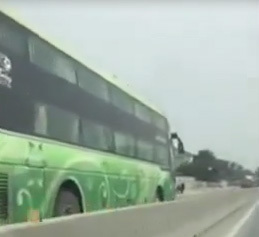 Xe khách chạy ngược chiều với tốc độ cao trên quốc lộ 1A