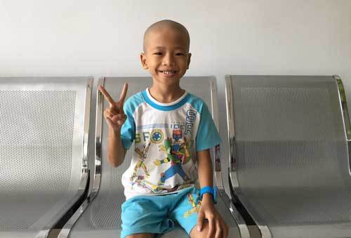 Cha trọ bán vé số nuôi con ung thư