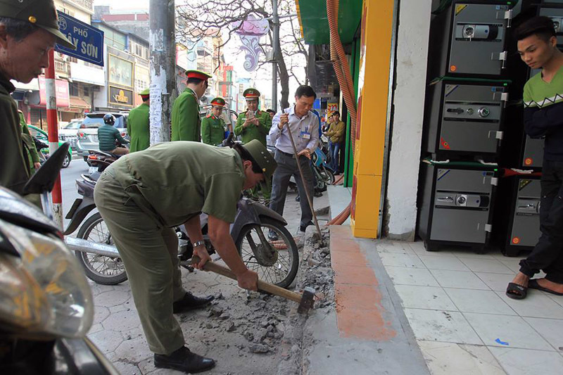 Cán bộ phường mang búa tạ đập bỏ vỉa hè Hà Nội