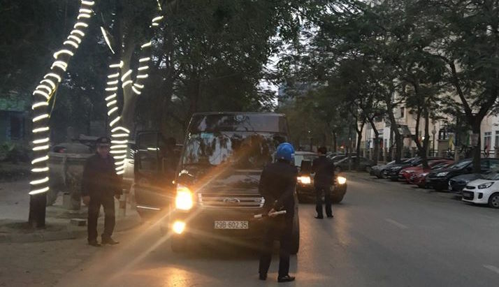 Xe  limousine trá hình chạy dù công khai ở Hà Nội