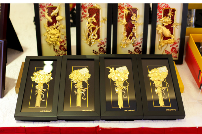 Đại gia mua 100 bức tranh dát vàng 24k tặng chị em 8/3