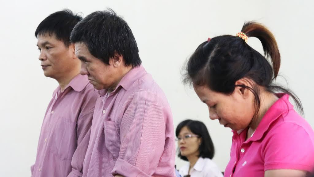 Nữ phiên dịch 'dắt' anh họ vào tù vì buôn hàng giả